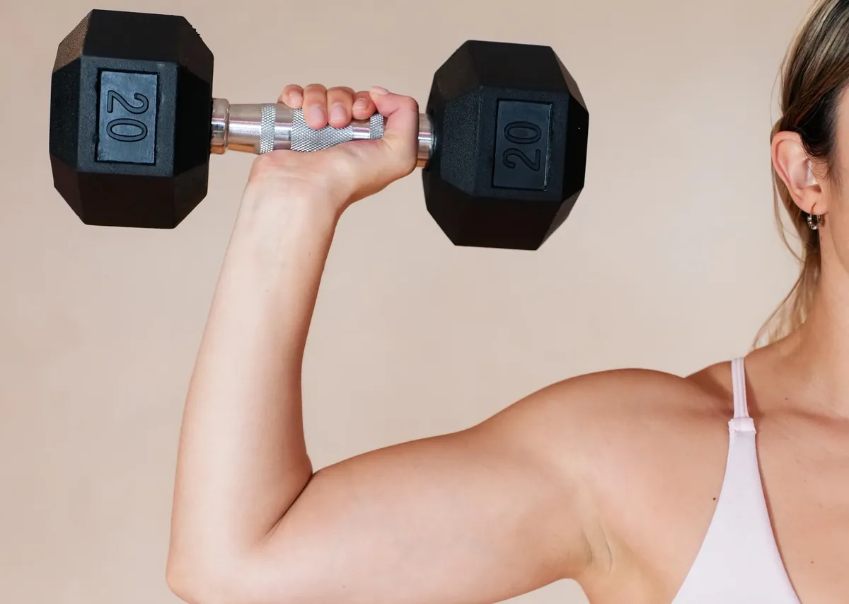 Brazo levantando una mancuerna de 20 libras
